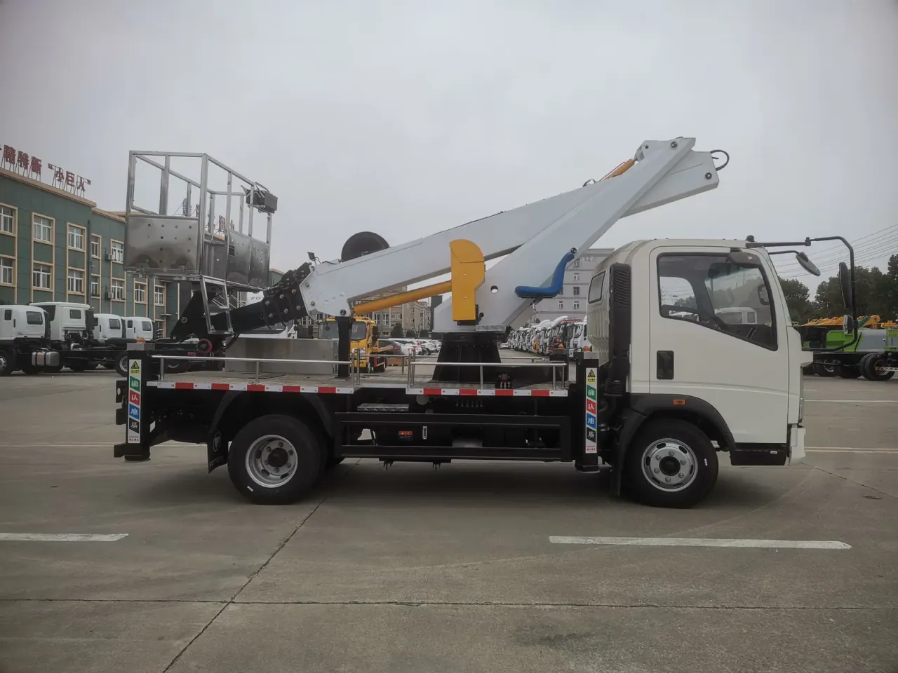 HOWO Aerial Work Platform Truck, original supporting configuration photograph